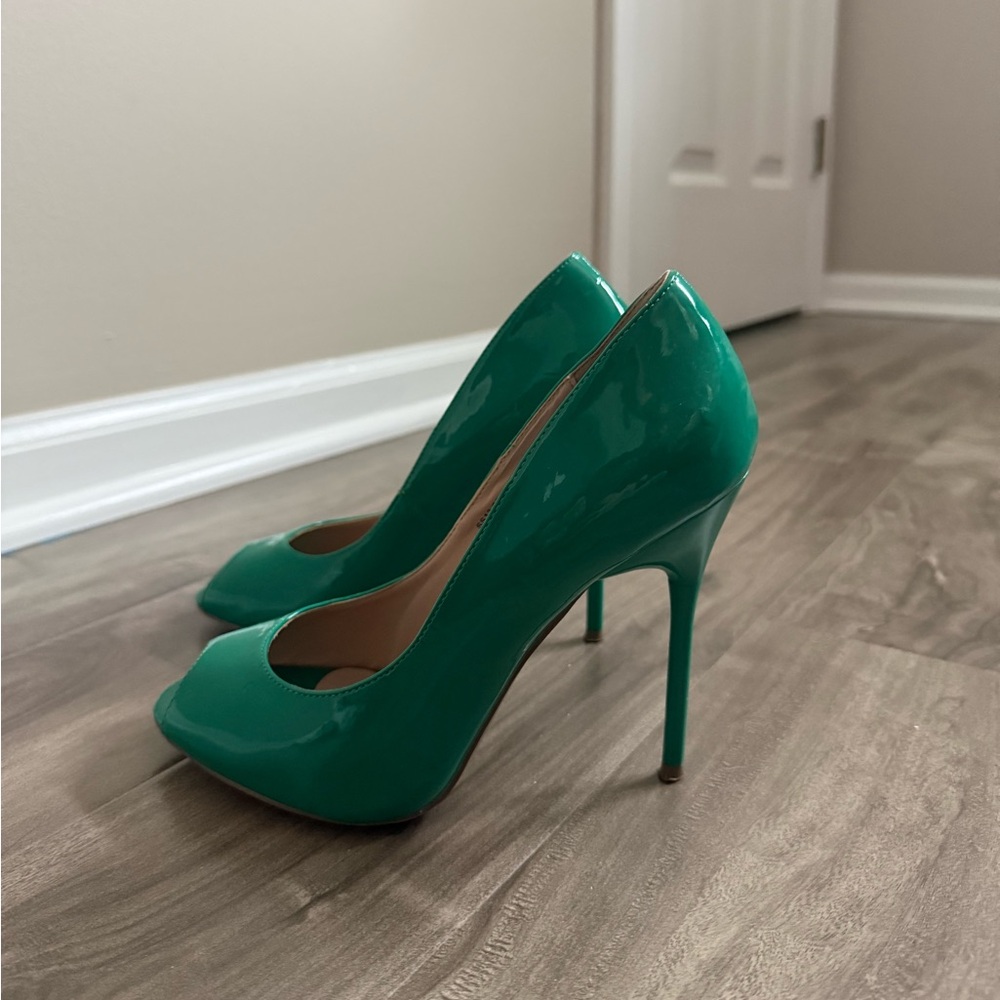 Chic Green Patent Leather Heels in size US6.5